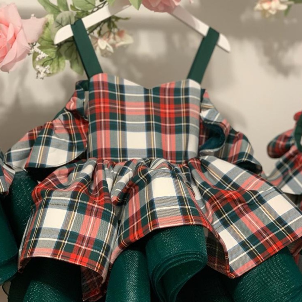 Beautiful Christmas dress. Size 5 tartan print
